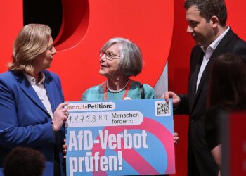 Bärbel Bas und Lars Klingbeil mit Schild zu Petition zu AfD-Verbot (Archiv)