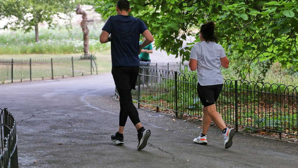 Jogger in einem Park (Archiv)