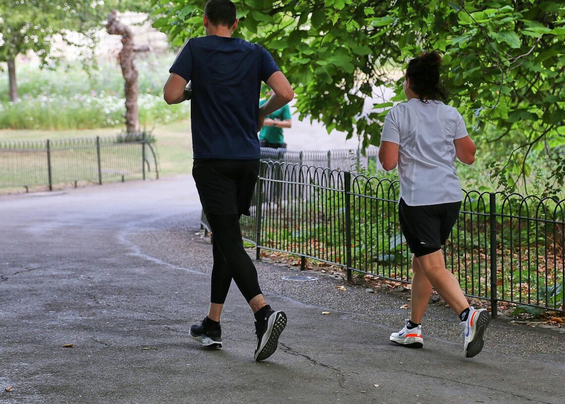 Jogger in einem Park (Archiv)