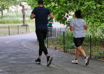 Jogger in einem Park (Archiv)