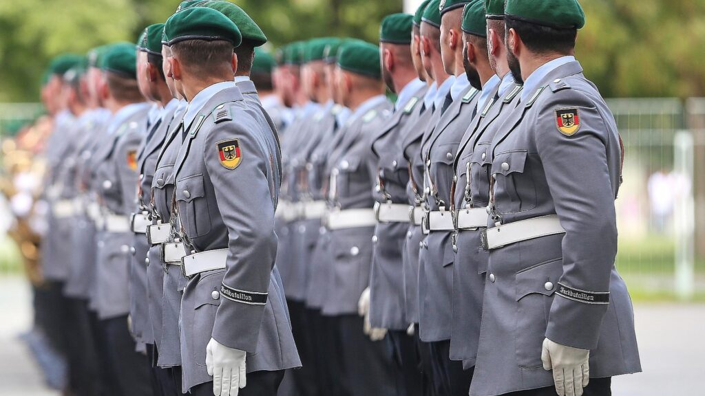 Neuer CSU-Vorstoß für Aufbau einer europäischen Armee 12 Bundeswehr-Soldaten (Archiv)
