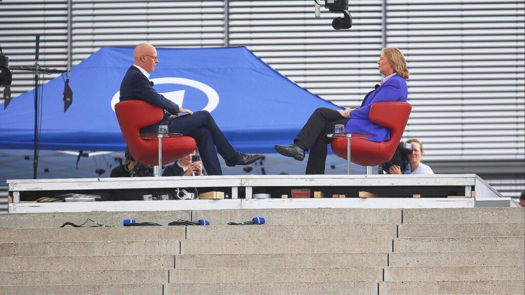 "Sommerinterview" mit Bas begleitet von Protesten aufgezeichnet 14 ARD-Sommerinterview mit Bärbel Bas