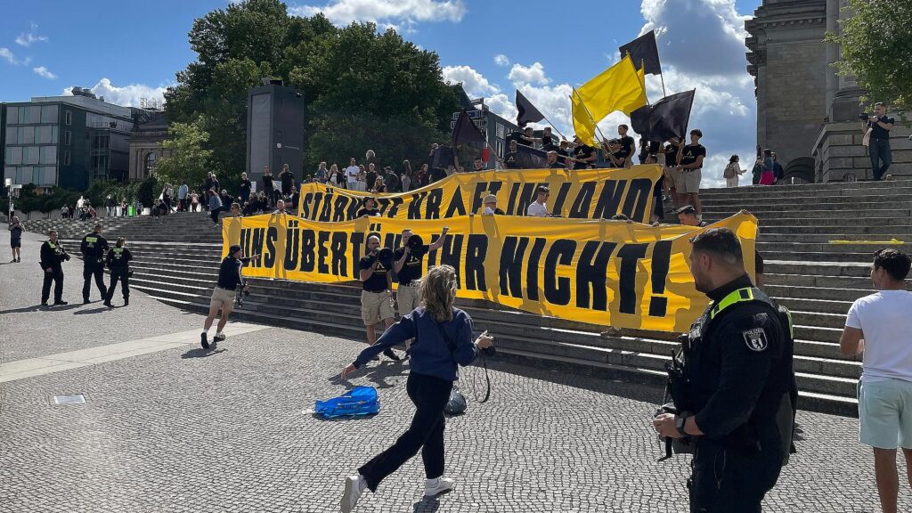 Demo der `Identitären Bewegung` während ARD-Sommerinterview am 24.08.2025