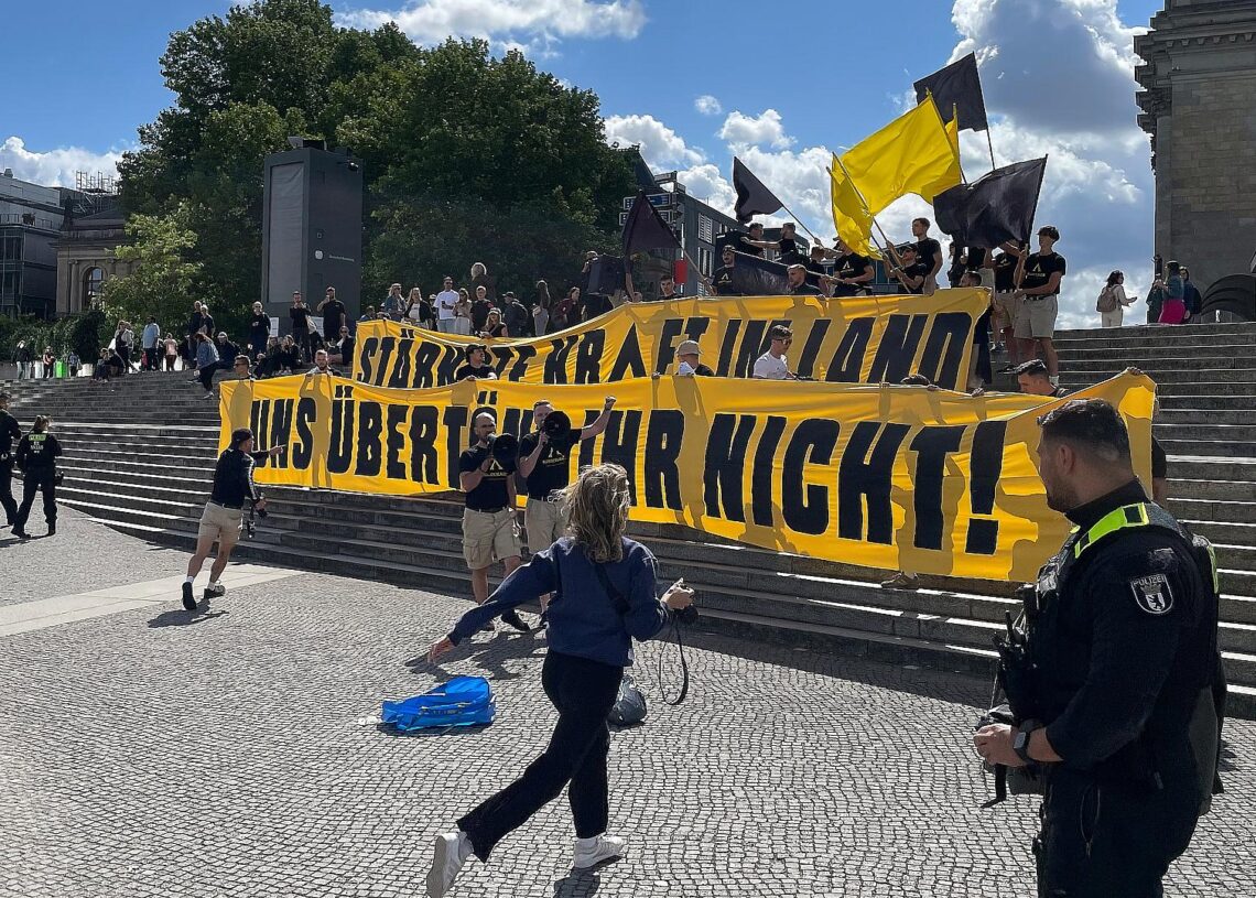 Demo der `Identitären Bewegung` während ARD-Sommerinterview am 24.08.2025