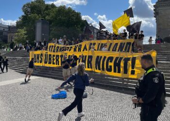 Demo der `Identitären Bewegung` während ARD-Sommerinterview am 24.08.2025