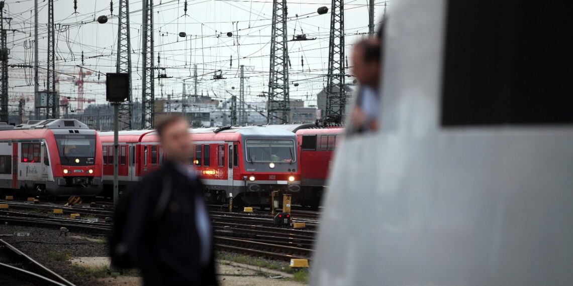 Lokführer unterhalten sich am Gleis