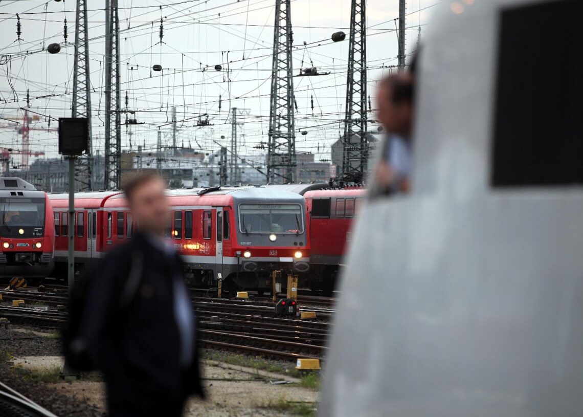 Lokführer unterhalten sich am Gleis