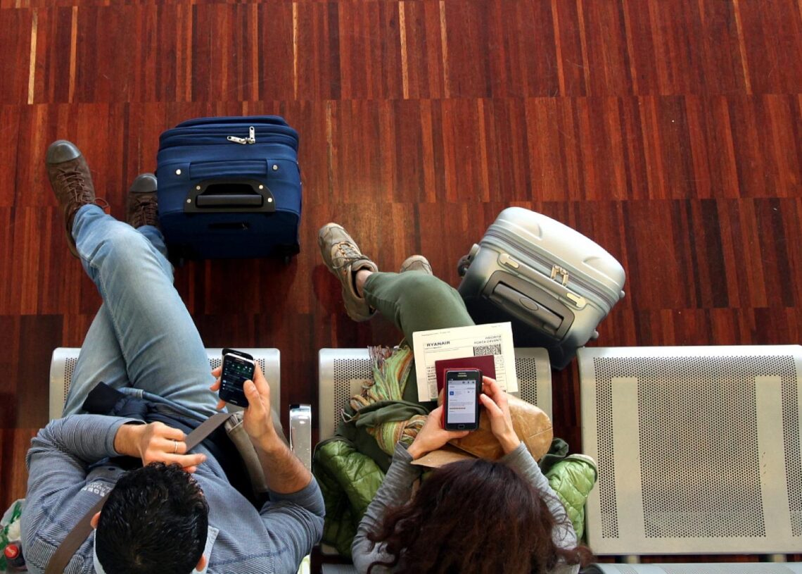 Ein Pärchen wartet am Flughafen