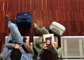 Ein Pärchen wartet am Flughafen
