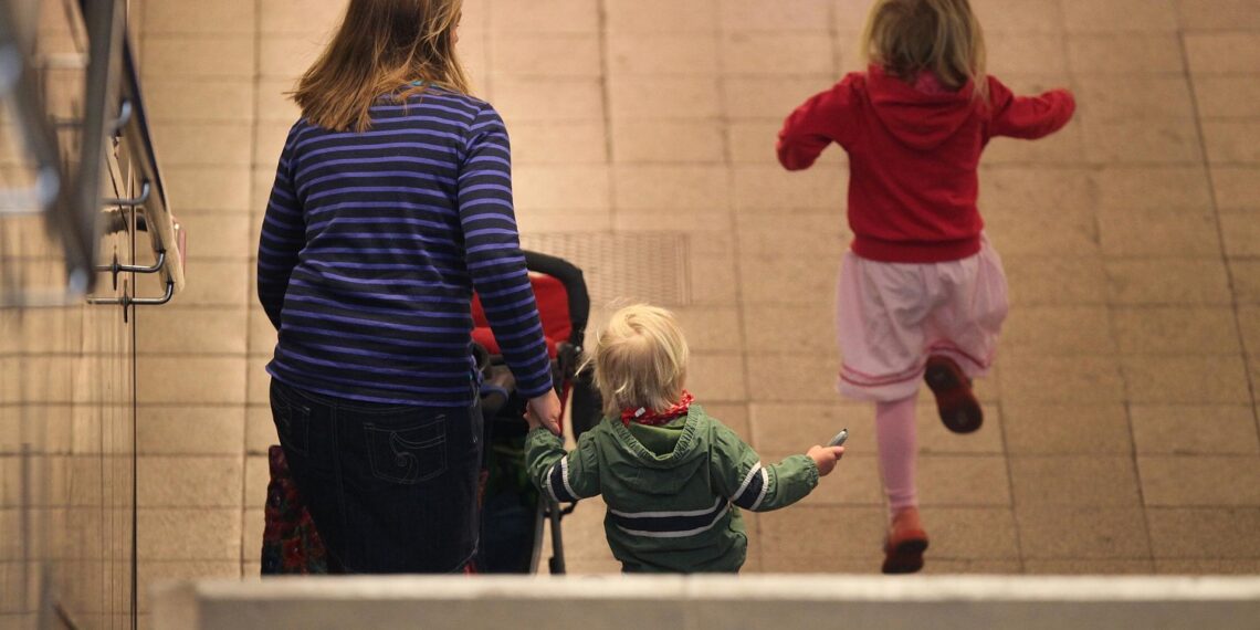 Mutter mit zwei Kindern (Archiv)