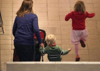 Mutter mit zwei Kindern (Archiv)