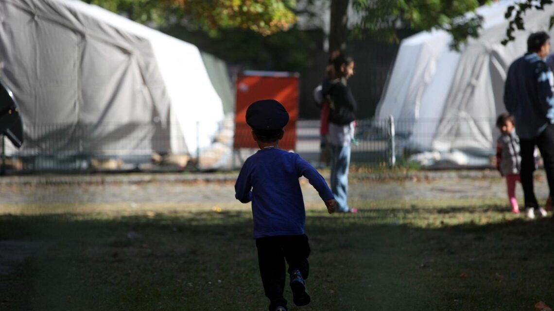 Flüchtlinge in einer `Zeltstadt` (Archiv)