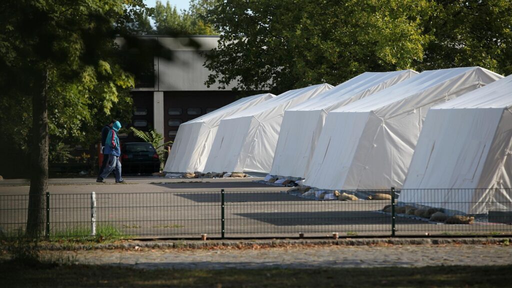 Asyl: Wadephul will Rückkehr zahlreicher Syrer ermöglichen 12 Flüchtlinge in einer `Zeltstadt` (Archiv)