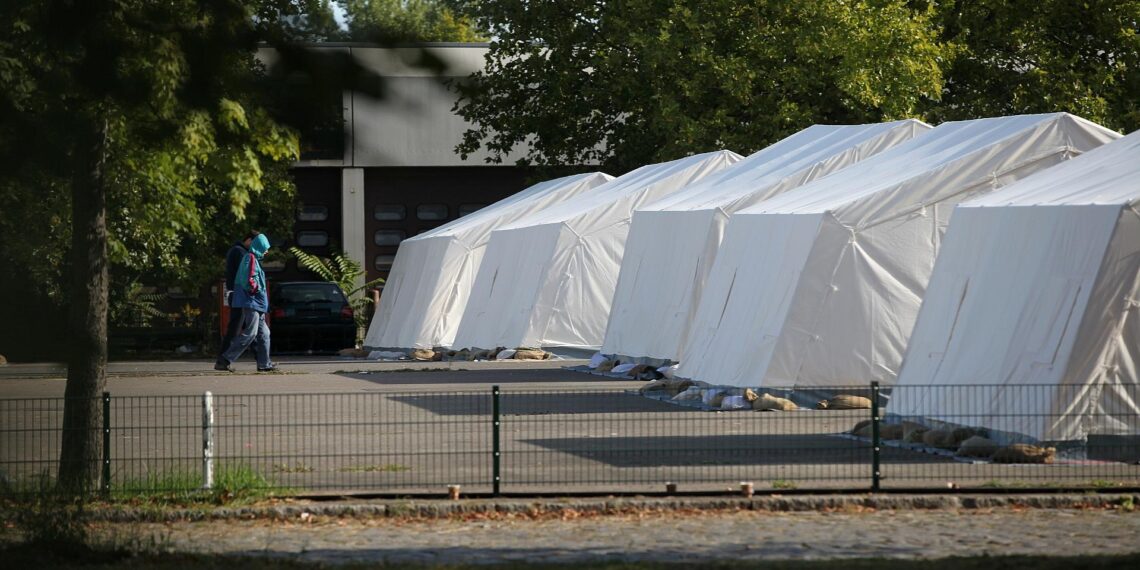 Flüchtlinge in einer `Zeltstadt` (Archiv)