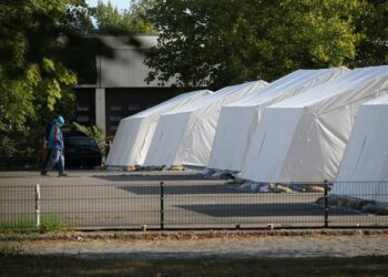Flüchtlinge in einer `Zeltstadt` (Archiv)