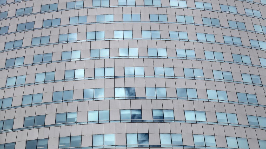 Glasfassade an einem Bürohaus (Archiv)