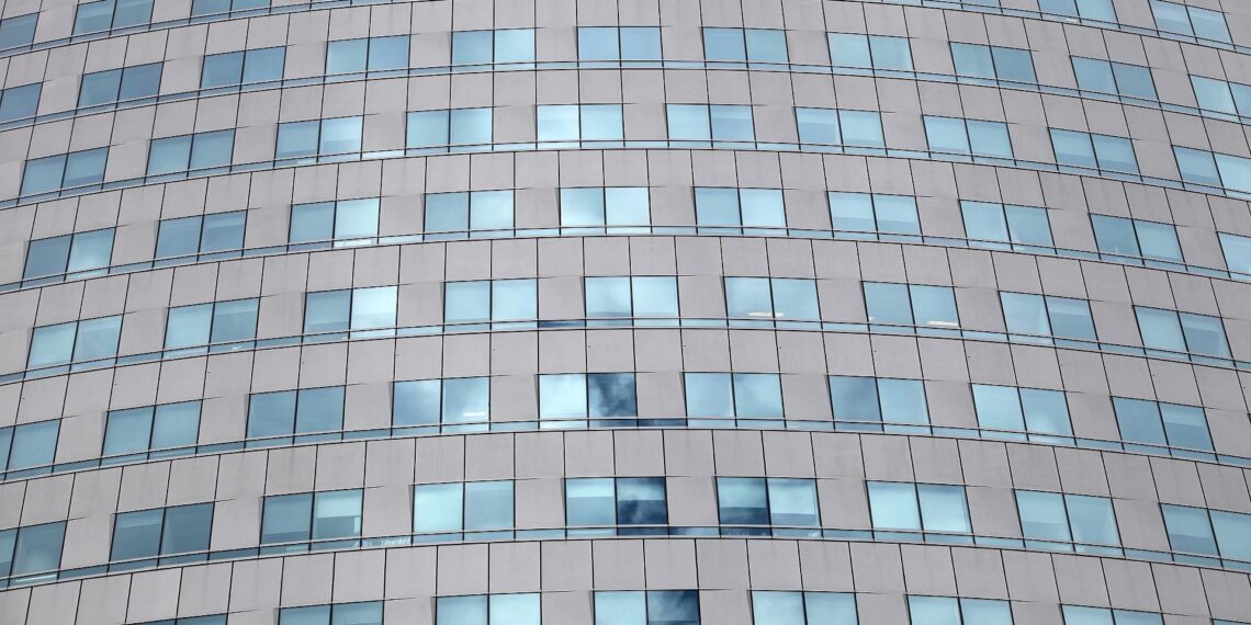 Glasfassade an einem Bürohaus (Archiv)