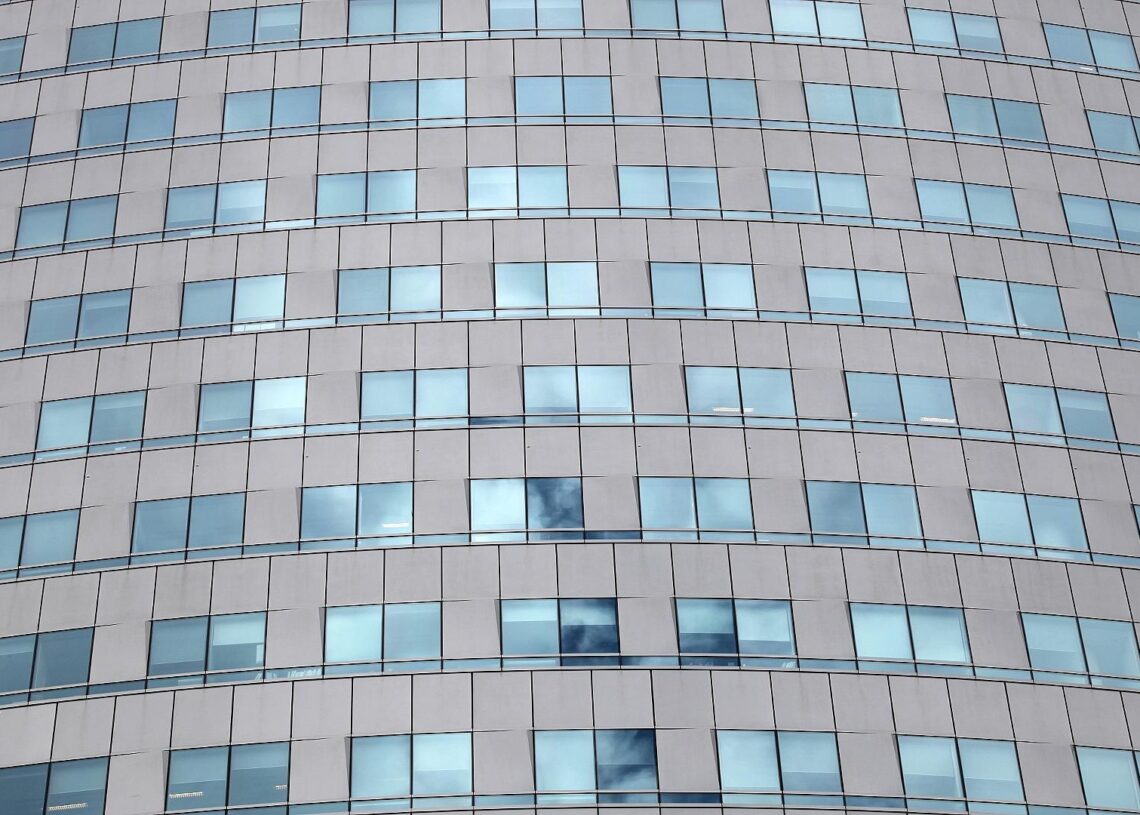 Glasfassade an einem Bürohaus (Archiv)