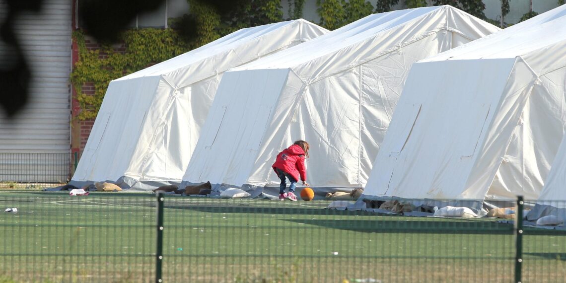 Flüchtlingskind in einer `Zeltstadt` (Archiv)