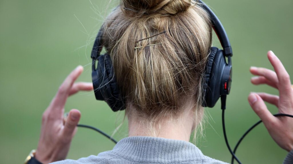 Frau mit Kopfhörern