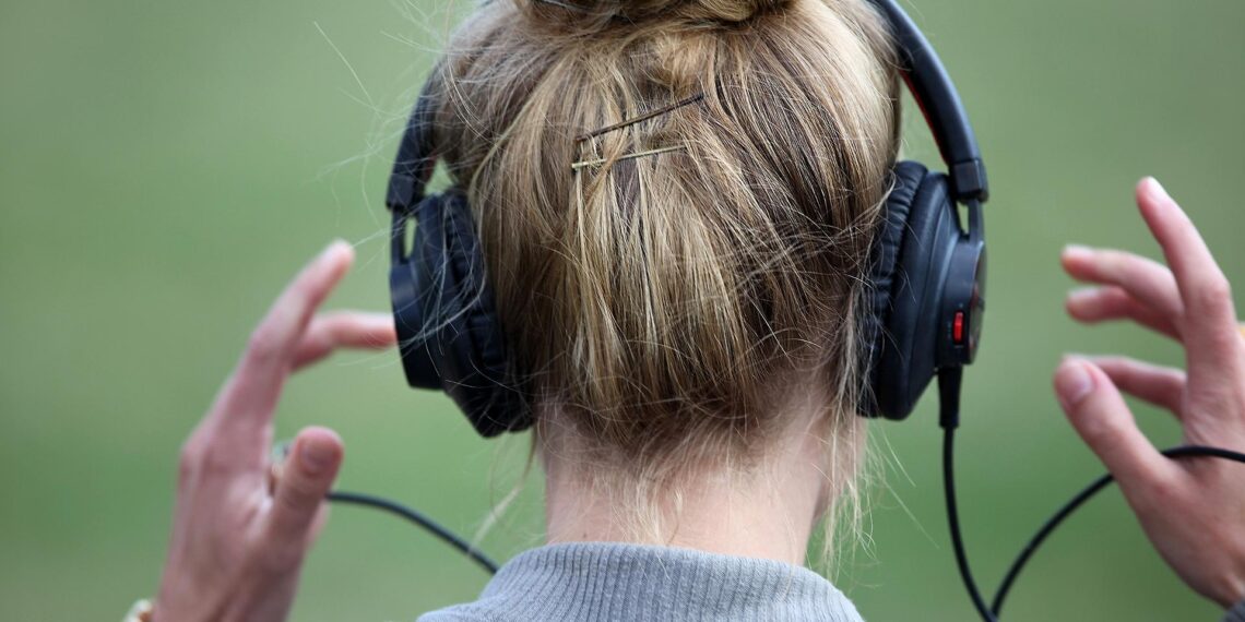 Frau mit Kopfhörern