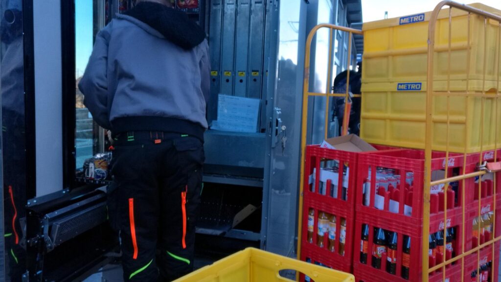 Auffüllen eines Getränkeautomates (Archiv)