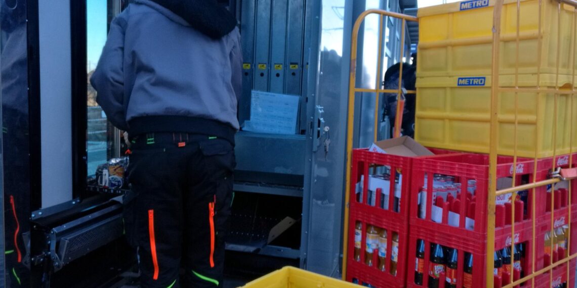 Auffüllen eines Getränkeautomates (Archiv)