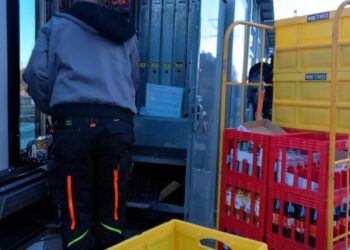 Auffüllen eines Getränkeautomates (Archiv)