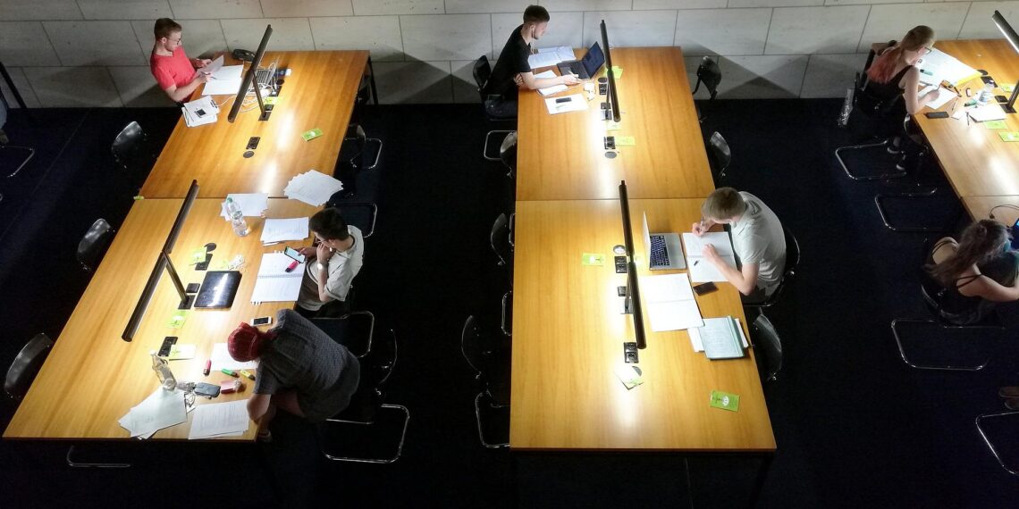 Studenten in einer Bibliothek (Archiv)