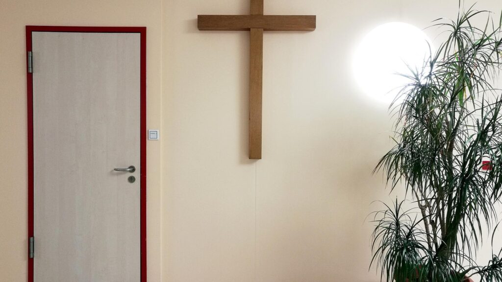 Kreuz in einem Krankenhaus (Archiv)