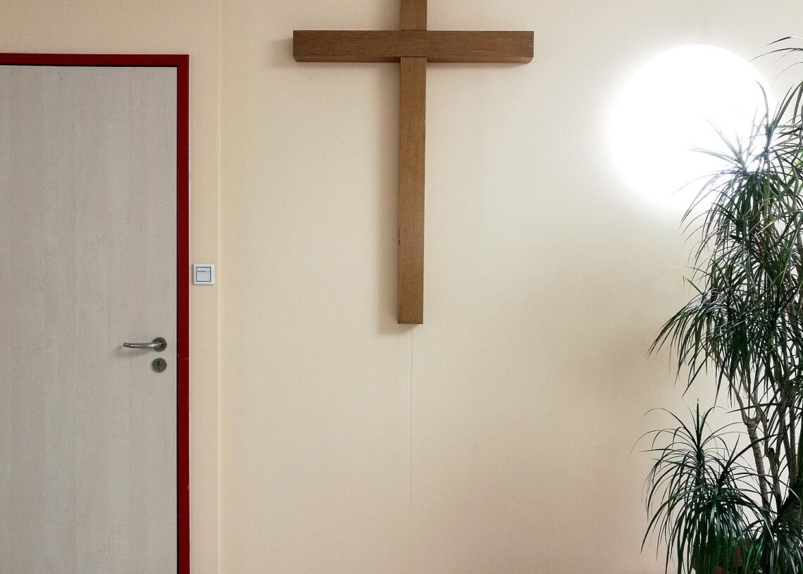 Kreuz in einem Krankenhaus (Archiv)