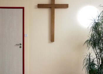 Kreuz in einem Krankenhaus (Archiv)