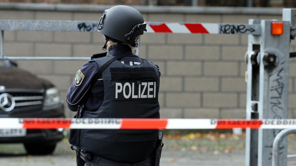 Polizistin hinter Absperrband (Archiv)