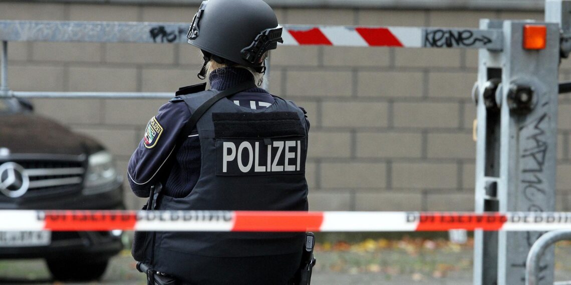 Polizistin hinter Absperrband (Archiv)