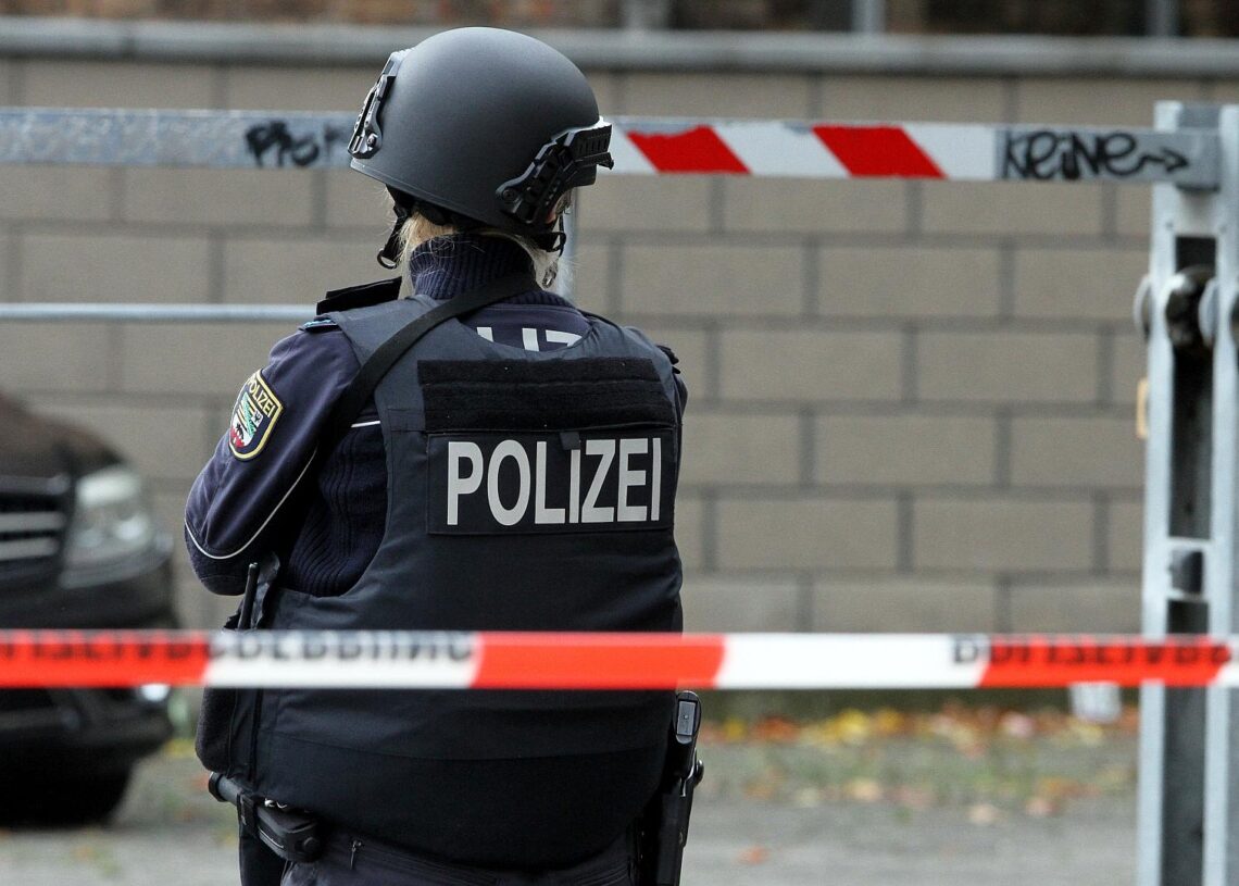 Polizistin hinter Absperrband (Archiv)