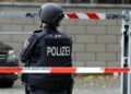 Polizistin hinter Absperrband (Archiv)