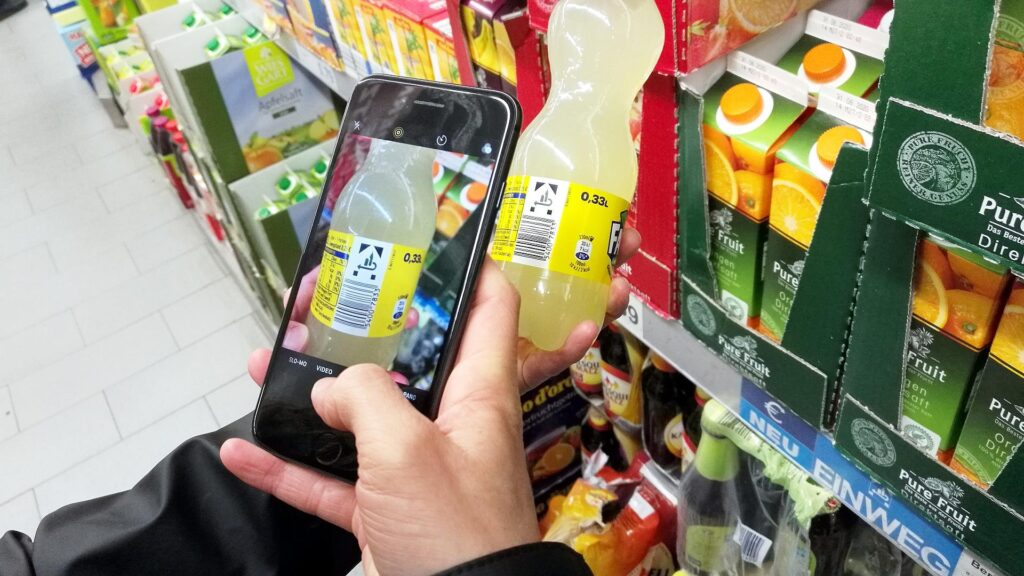 Kunde mit Smartphone im Supermarkt (Archiv)