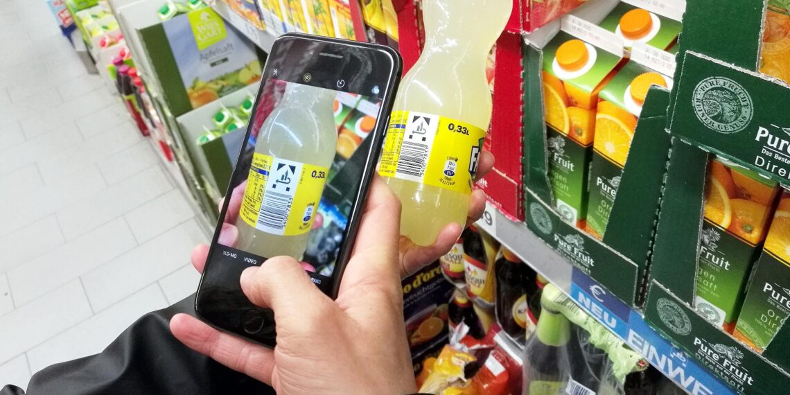 Kunde mit Smartphone im Supermarkt (Archiv)