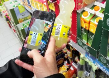 Kunde mit Smartphone im Supermarkt (Archiv)