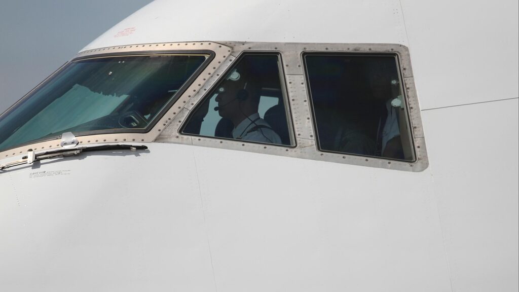 Piloten im Cockpit (Archiv)
