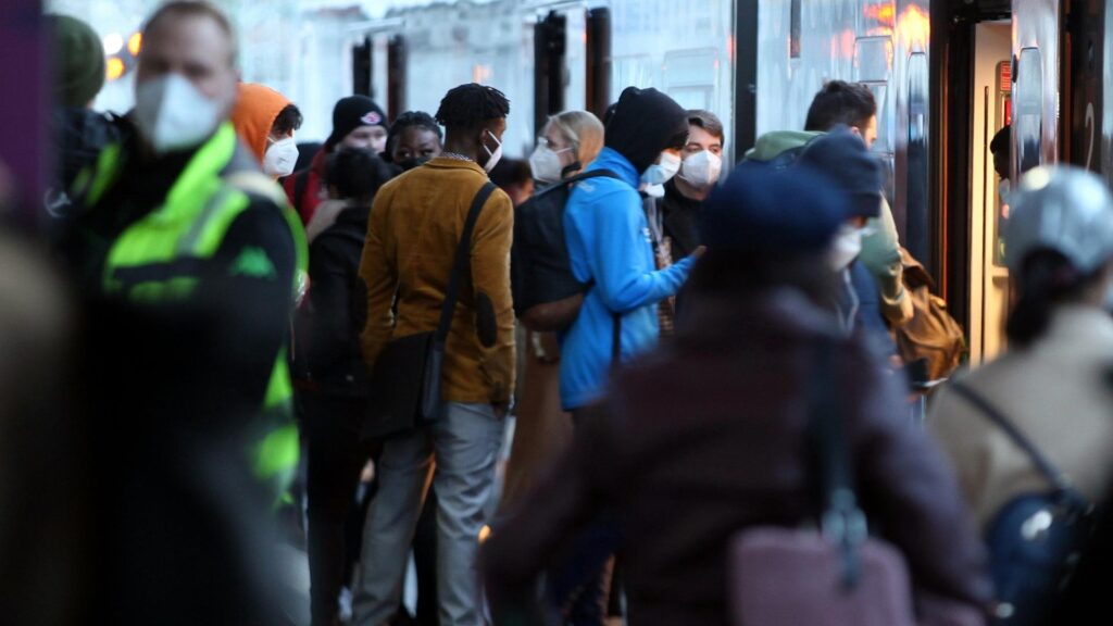 Menschen mit Maske (Archiv)