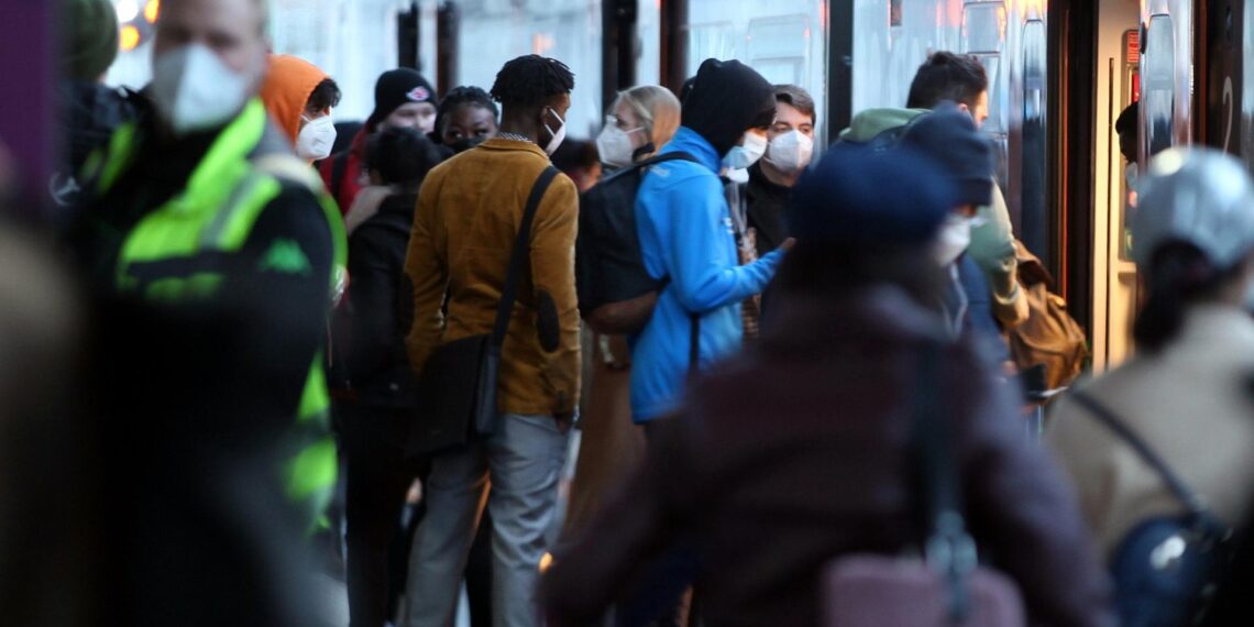Menschen mit Maske (Archiv)