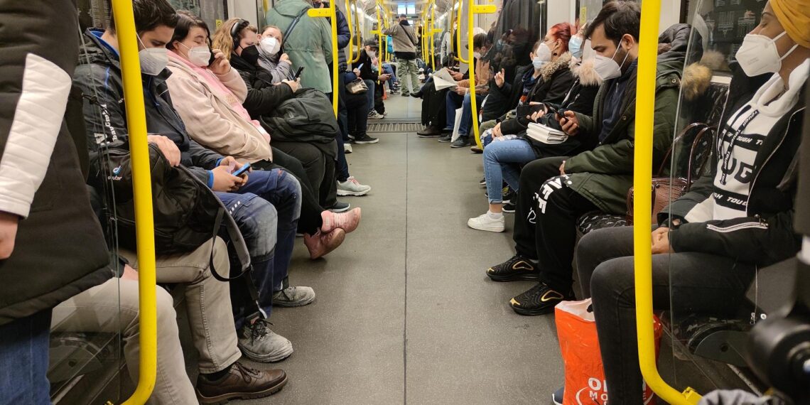 Vollbesetzte U-Bahn während der Corona-Pandemie (Archiv)