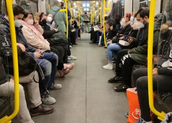 Vollbesetzte U-Bahn während der Corona-Pandemie (Archiv)