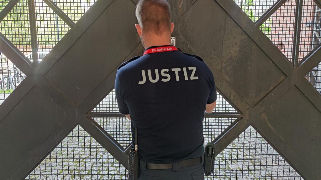 Wachmeister schließt ein Gefängnistor auf (Archiv)