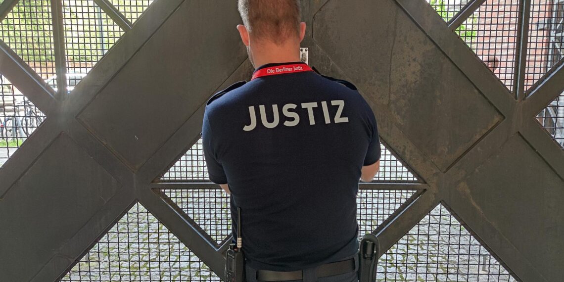 Wachmeister schließt ein Gefängnistor auf (Archiv)