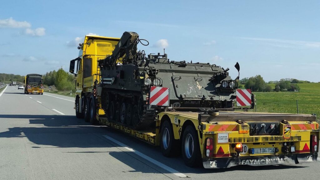 Panzer-Transport auf der Autobahn (Archiv)