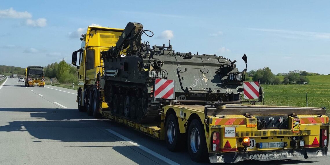 Panzer-Transport auf der Autobahn (Archiv)