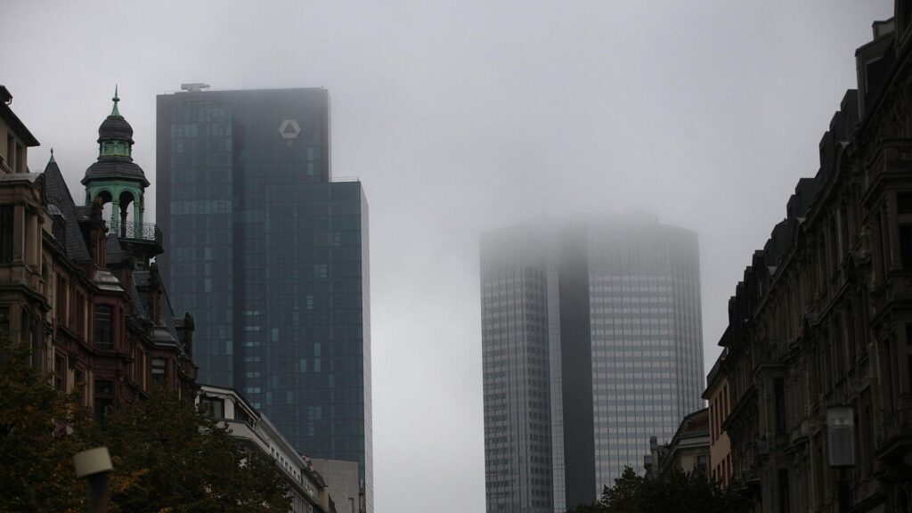 Frankfurter Bankentürme im Nebel (Archiv)