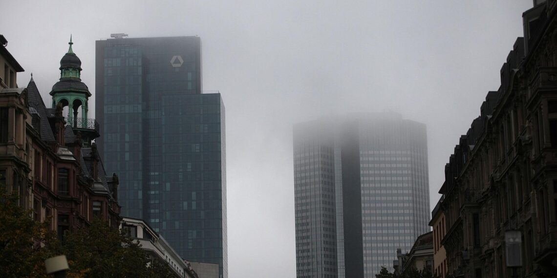 Frankfurter Bankentürme im Nebel (Archiv)